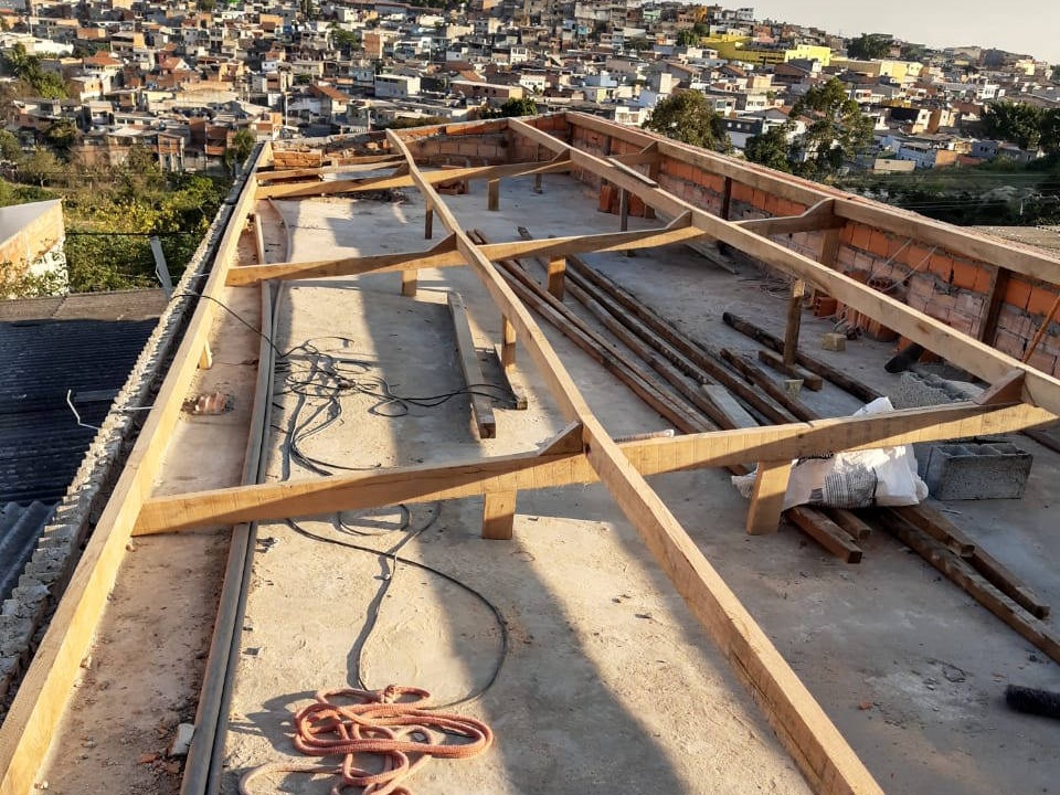 Telhado com telhas onduladas de 6mm e calha